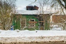 Фото заброшенного старого деревянного дома в Сергиевом Посаде с заколоченными окнами