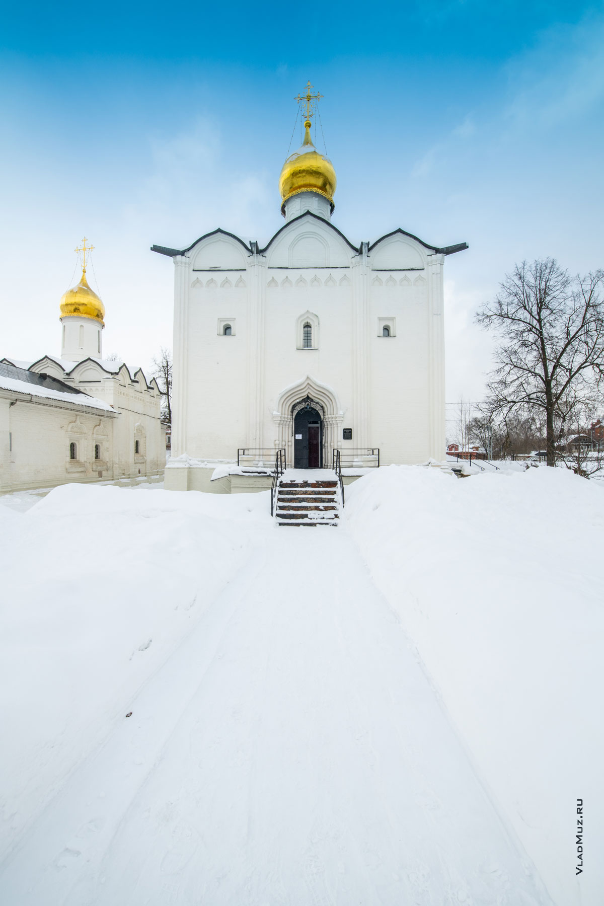 Фото Введенского храма на Пятницком подворье в Сергиевом Посаде зимой
