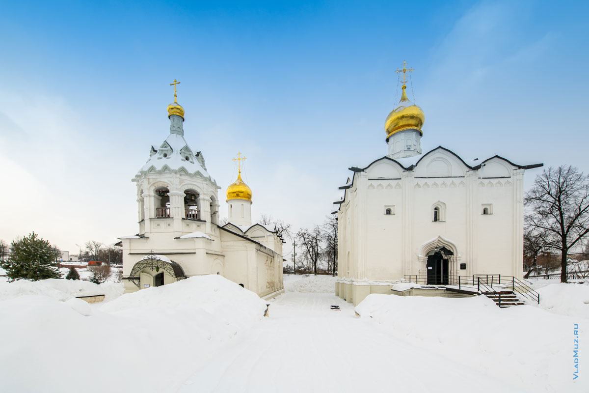 Фото церкви Параскевы Пятницы и Введенского храма на Пятницком подворье в Сергиевом Посаде зимой