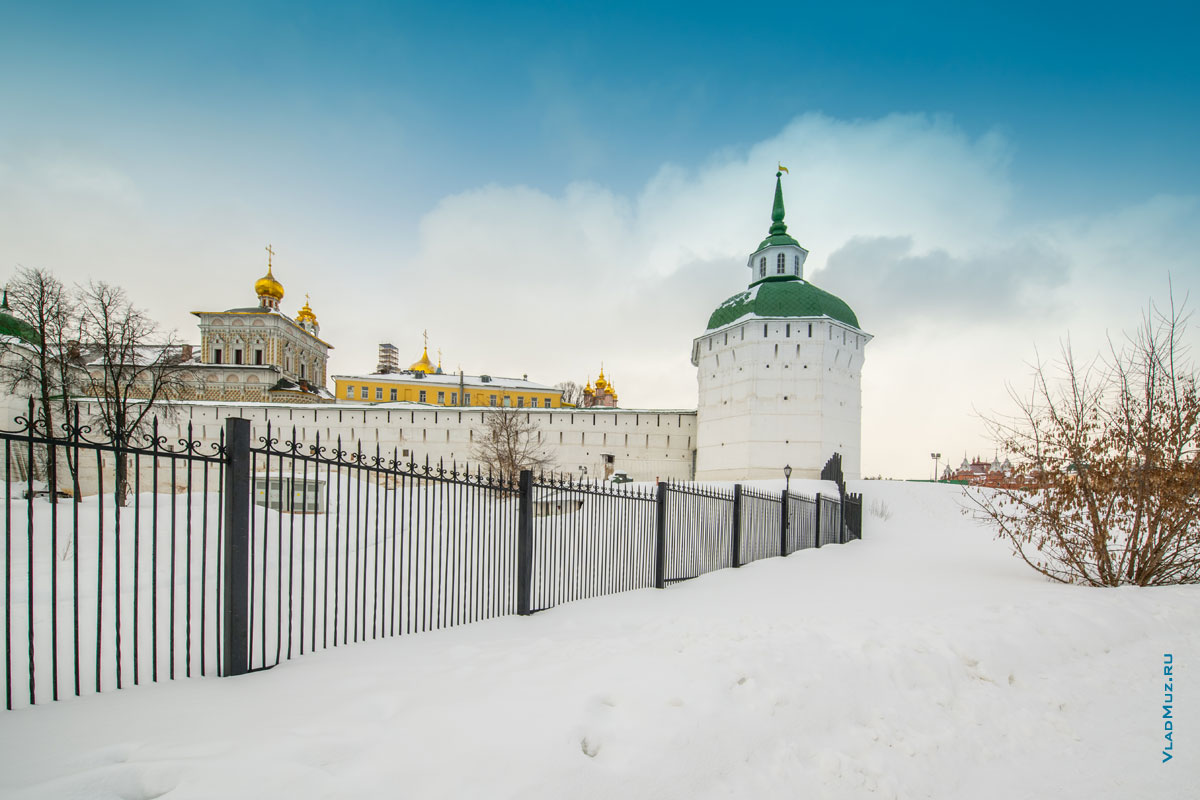 Фото крепостных стен и Пятницкой башни Свято-Троицкой Сергиевой Лавры в Сергиевом Посаде
