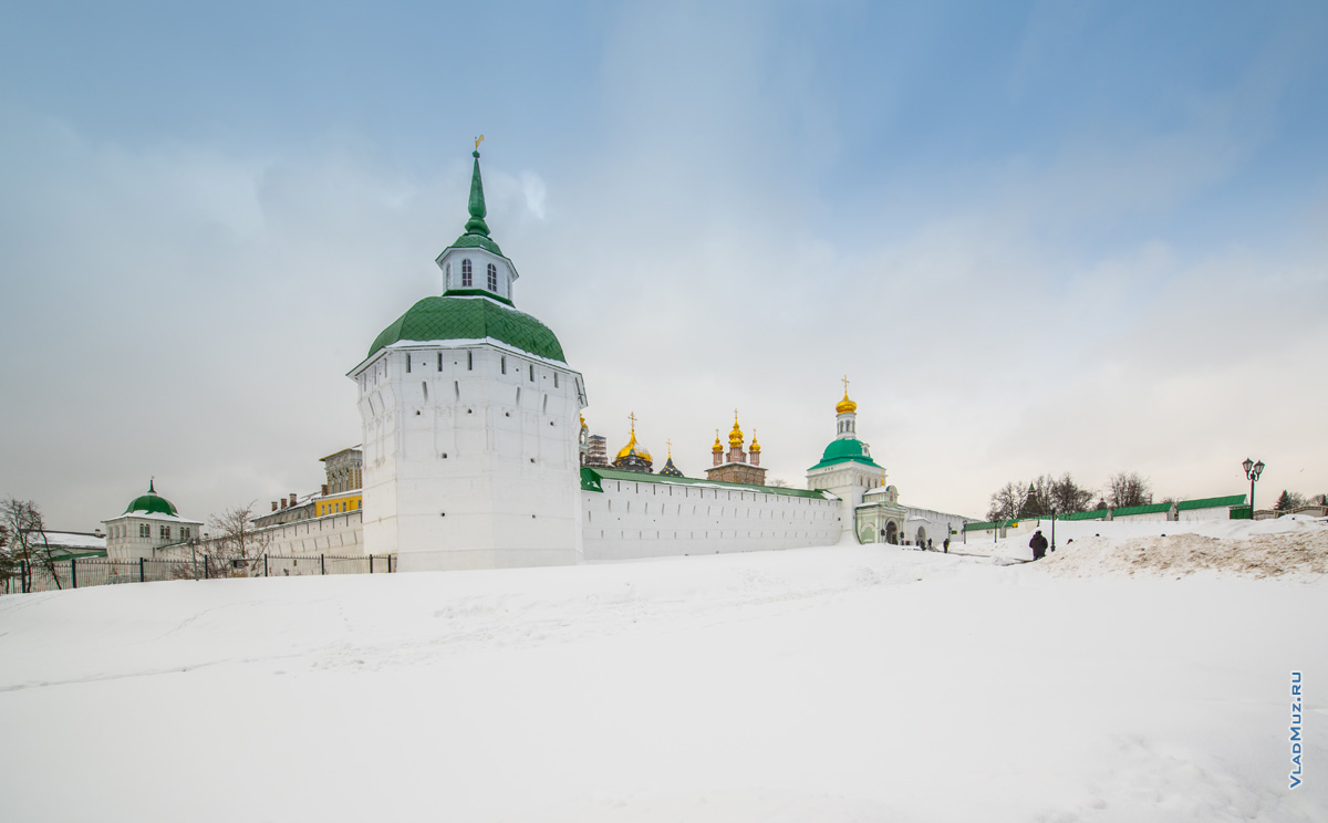 Фото Пятницкой башни Свято-Троицкой Сергиевой Лавры в Сергиевом Посаде зимой