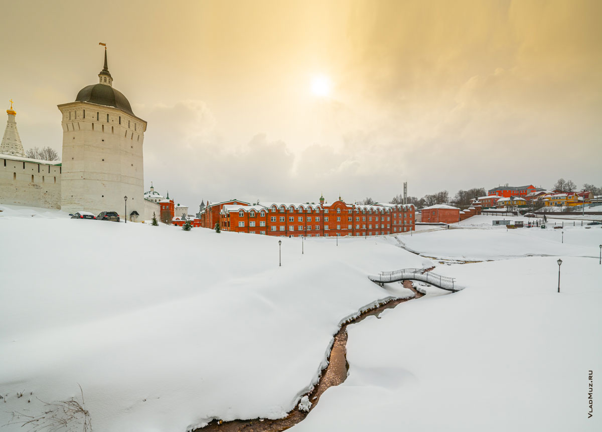 Фото Плотничьей башни, стен Свято-Троицкой Сергиевой Лавры и реки Вондиги в Сергиевом Посаде зимой