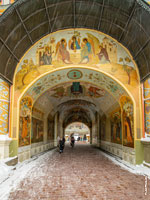 Фото церковной стенописи на арке и сводах надвратной церкви Рождества Иоанна Предтечи в Сергиевом Посаде на территории Свято-Троицкой Сергиевой Лавры