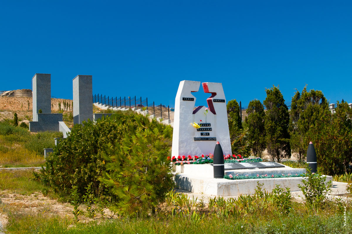 Этот памятник героям обороны 35-й береговой батареи стоит у дороги к пляжам бухты Казачья