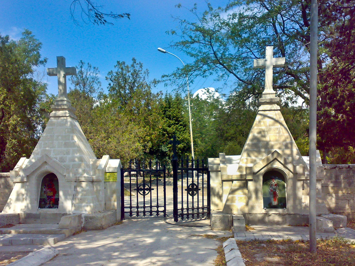 Ворота Братского кладбища в Севастополе