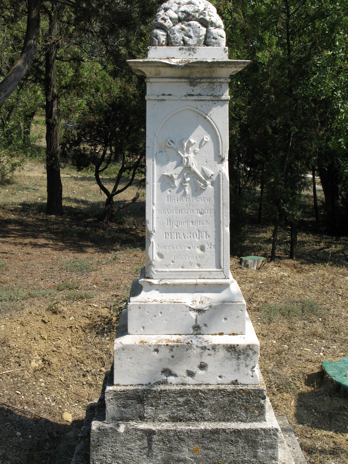 Надгробный памятник прапорщику Ревазову на Братском кладбище в Севастополе