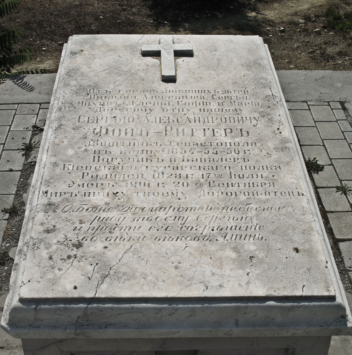 Надгробный памятник офицеру на Братском кладбище, павшему во время первой обороны Севастополя