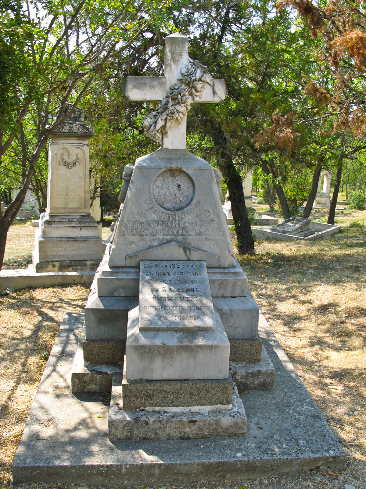 Памятник инженер-генералу А. И. Рейтлингеру на Братском кладбище в Севастополе