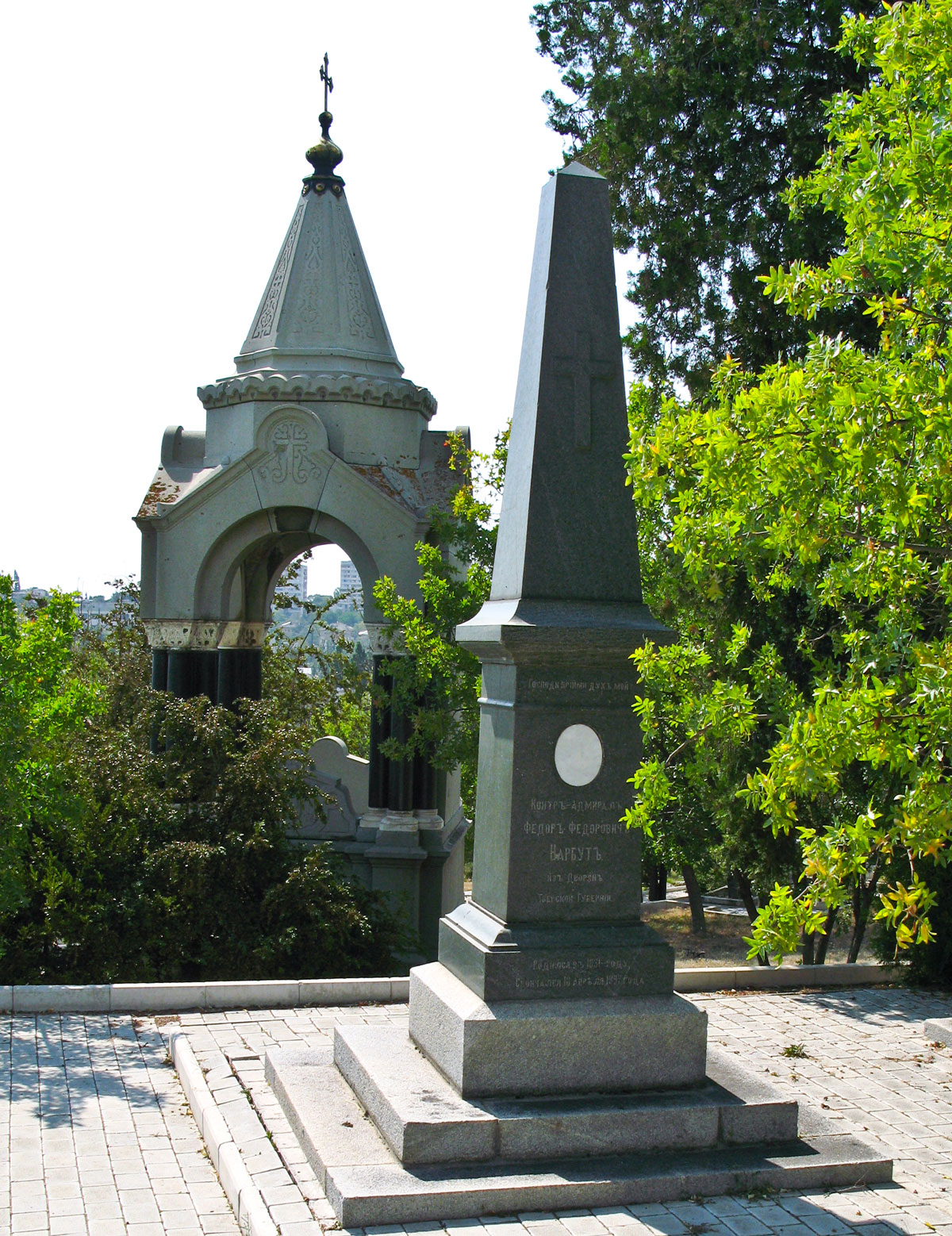 Памятник контр-адмиралу Нарбуту Ф. Ф. на Братском кладбище в Севастополе
