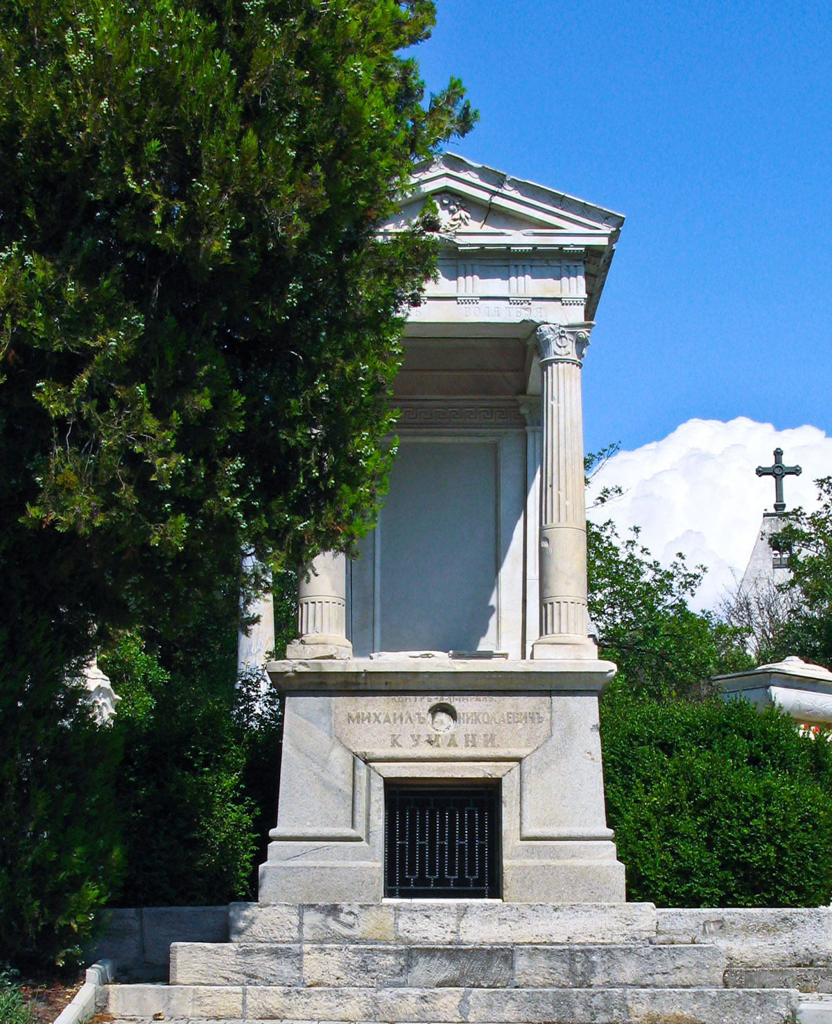 Памятник контр-адмиралу М. Н. Кумани на Братском кладбище в Севастополе