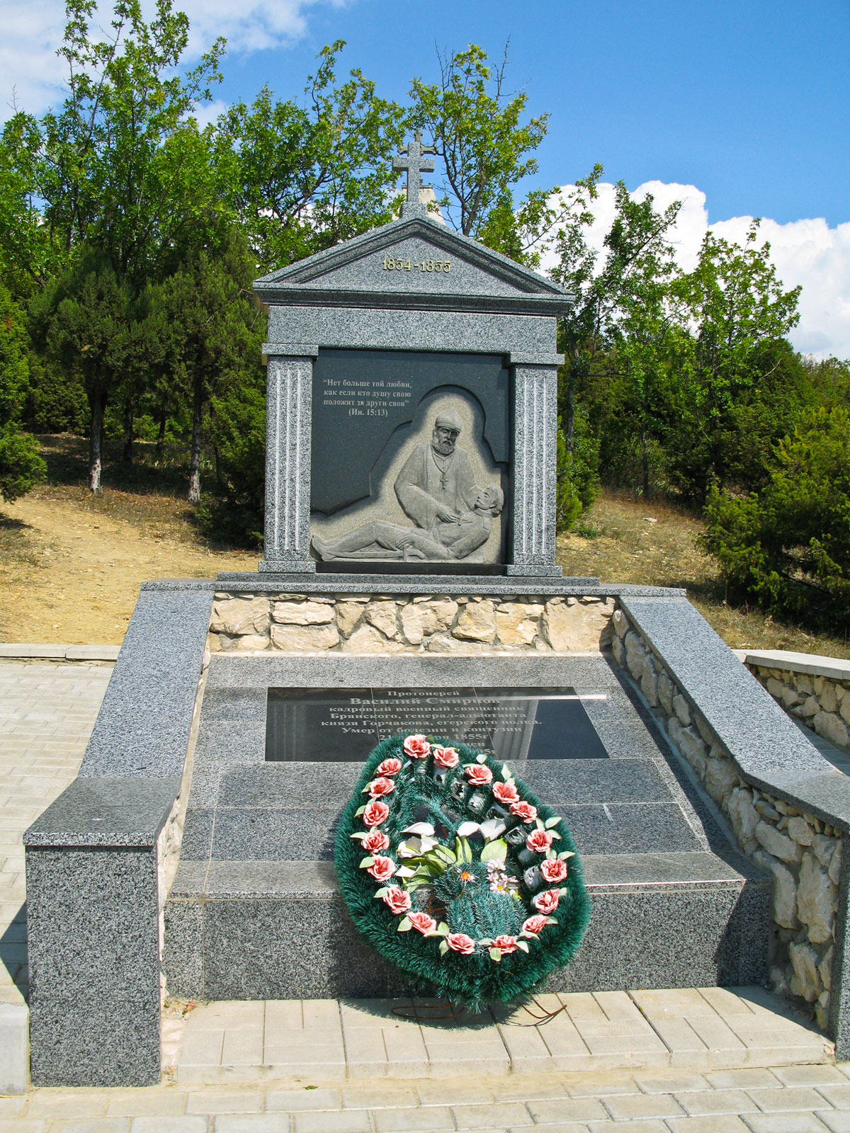 Памятник протоирею Василию Смирнову на Братском кладбище в Севастополе
