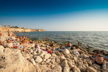 Фото дикого пляжа на берегу садоводческого товарищества «Сократ» вблизи Херсонесского маяка в Севастополе