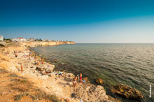 Фото дикого пляжа и береговой линии садоводческого товарищества «Сократ» вблизи Херсонесского маяка в Севастополе