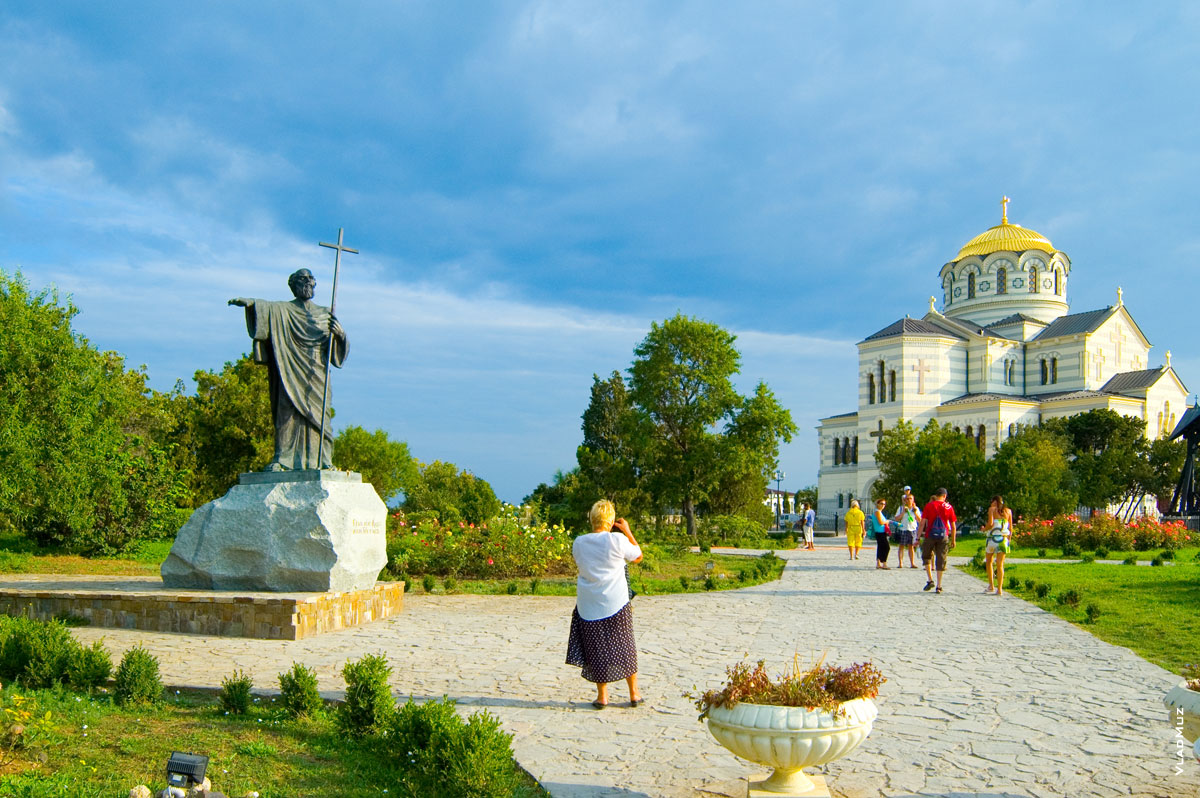 Древний город Херсонес Таврический, слева - памятник Святому апостолу Андрею, справа - Владимирский собор