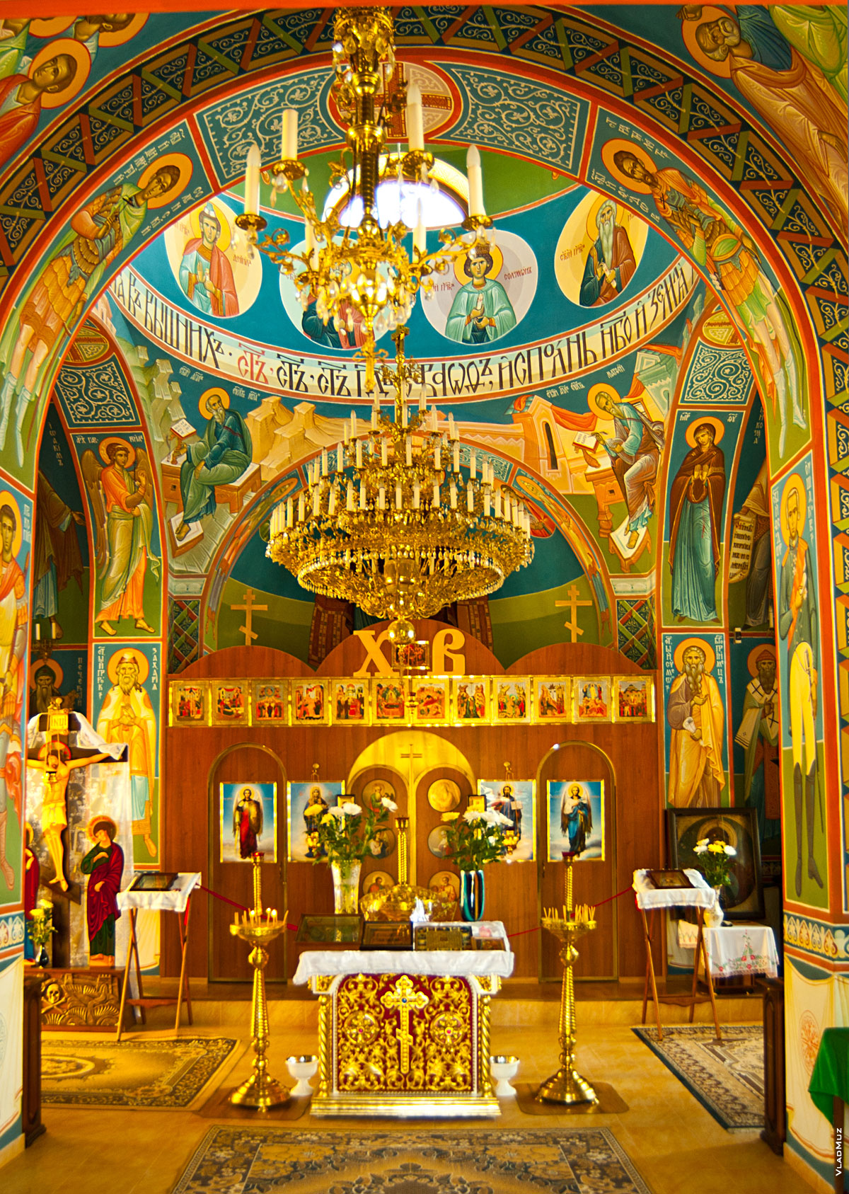 Так выглядит церковь Свято-Георгиевского монастыря внутри (фото с разрешением 1940 на 2725 пикселей в полном размере и высоком качестве)