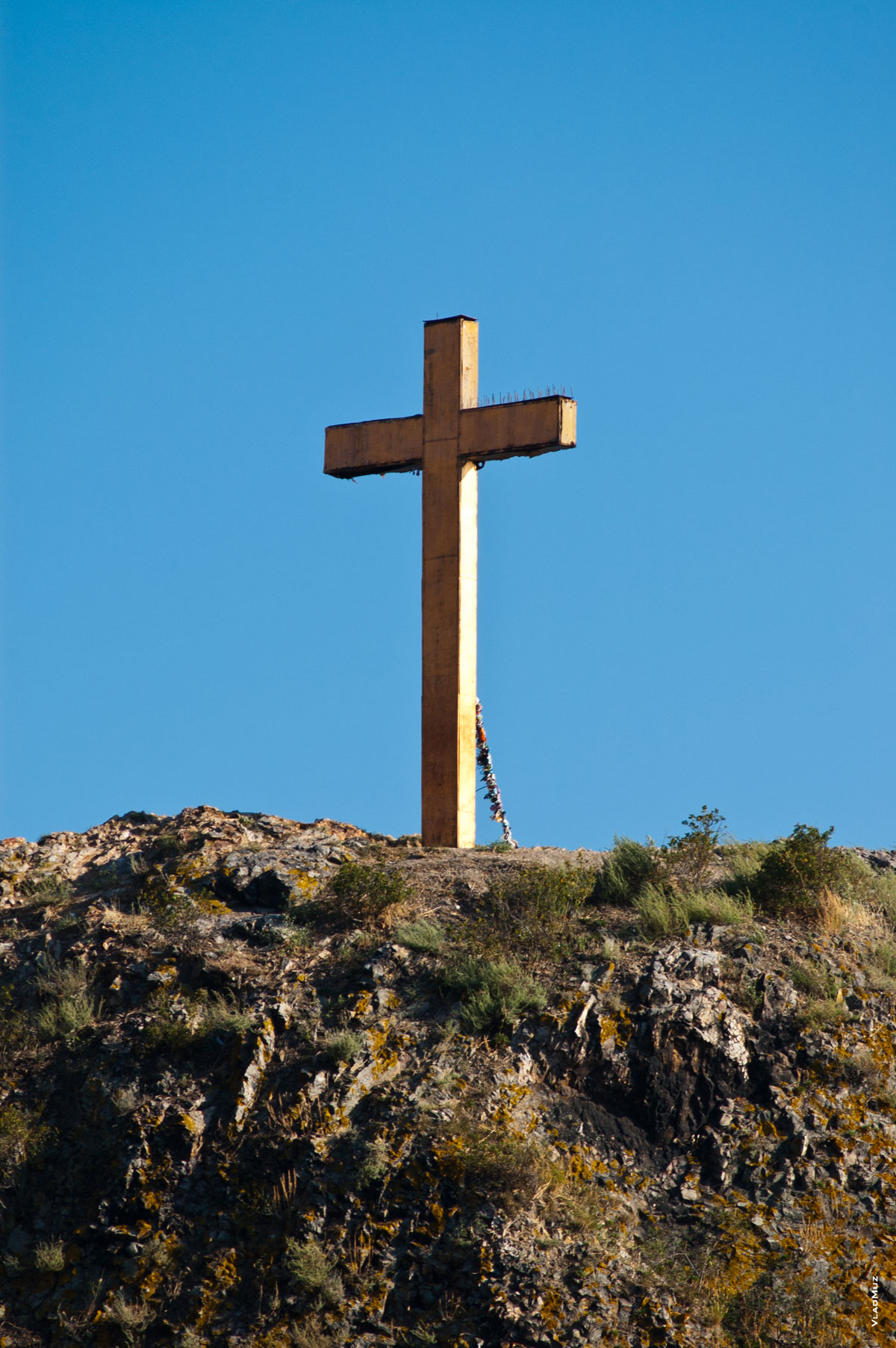 Сейчас на скале святого Явления стоит металлический крест