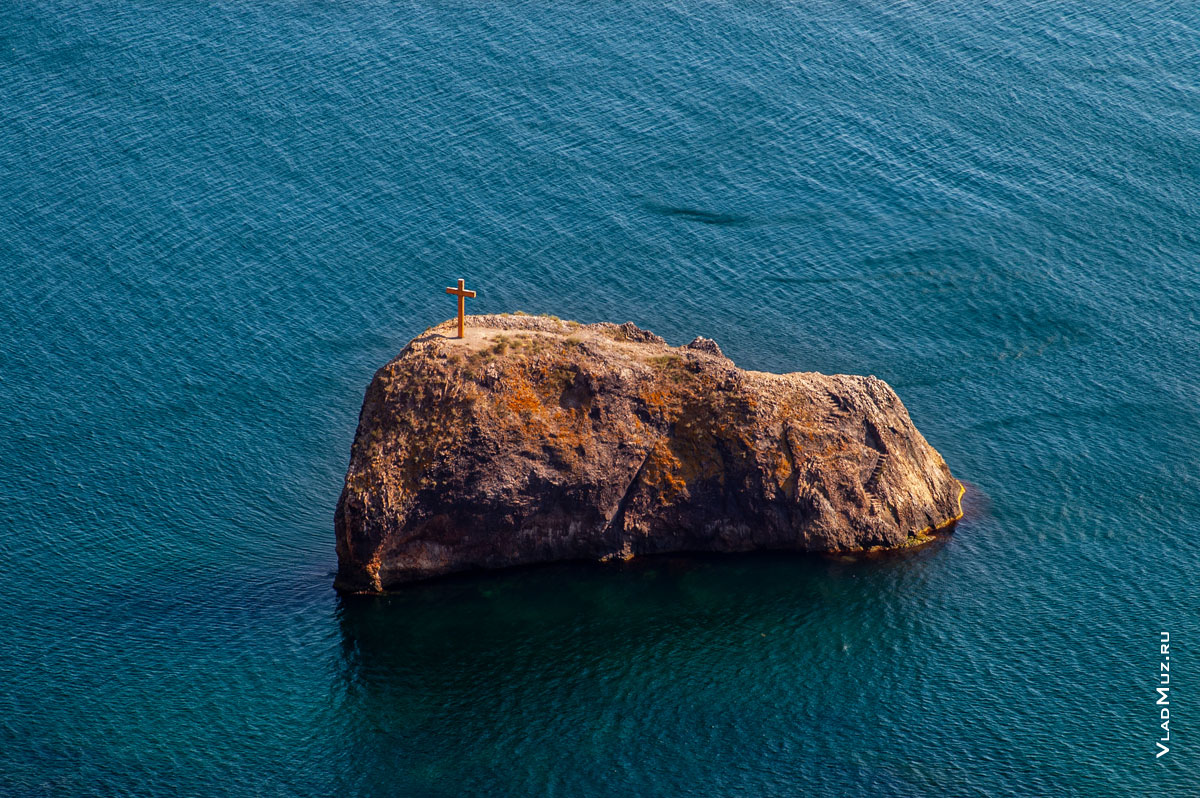 Крым, Севастополь, фото Георгиевской скалы на Фиоленте с крестом на вершине