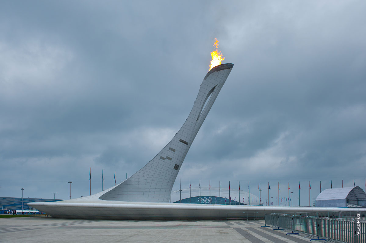 Фото горящего Олимпийского огня «Сочи 2014» на безлюдной Олимпийской площади в парке