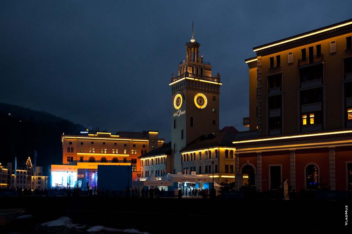 Ночное фото башни с часами «Роза Хутор» на набережной Панорамы