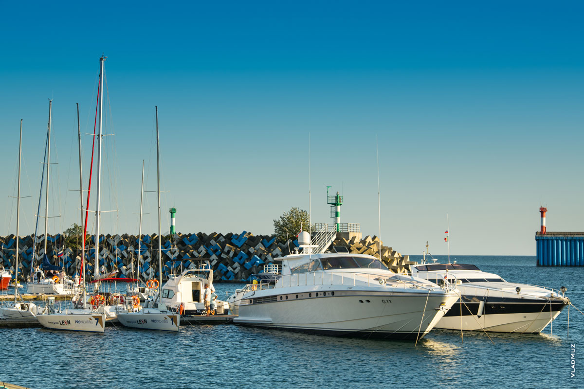 Имеретинский морской порт в Адлере (Сочи). Фото каменистой набережной. Летний фотопейзаж