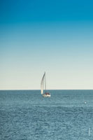 HD-фото яхты под белым парусом в море в HD качестве с разрешением 2725 на 4090 пикселей