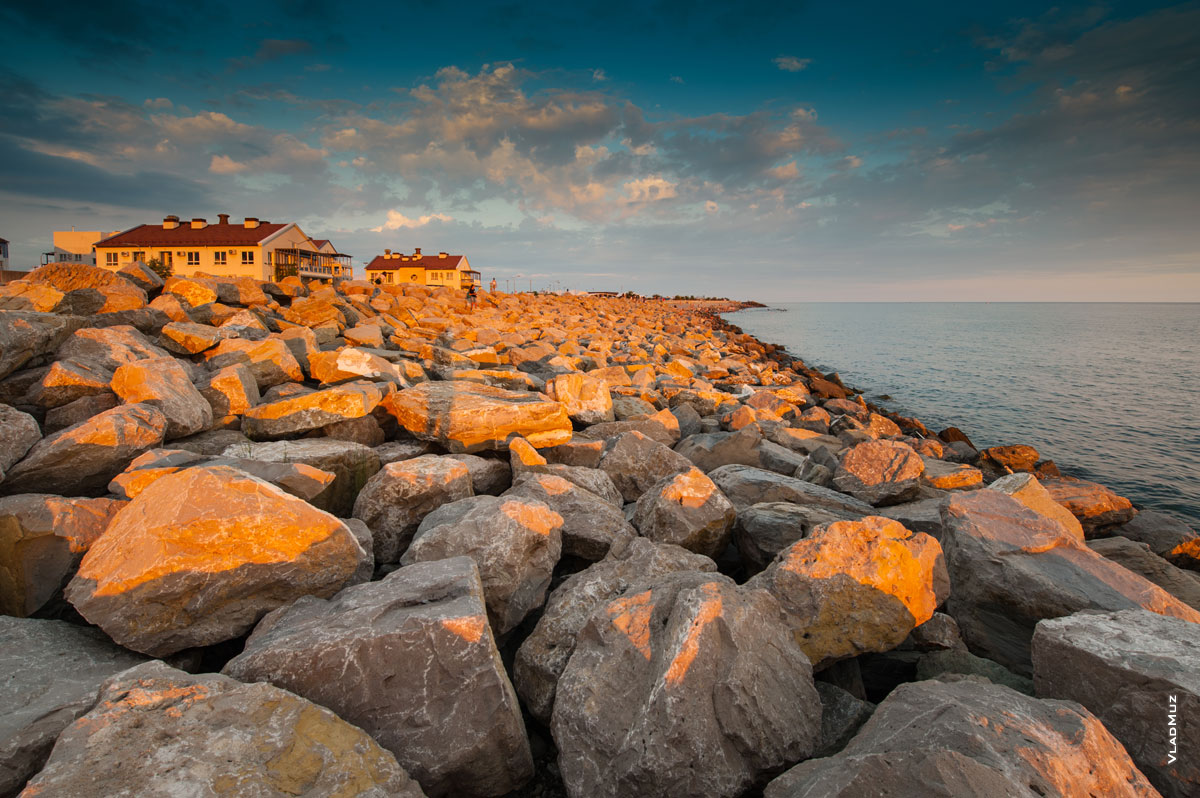 Фото камней на берегу Морского квартала в районе Имеретинского морского порта в Адлере (Сочи)