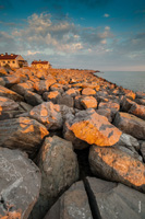 Каменистая набережная в районе Имеретинского морского порта в Адлере. Фото пейзаж в HD качестве с разрешением 2832 на 4256 пикселей