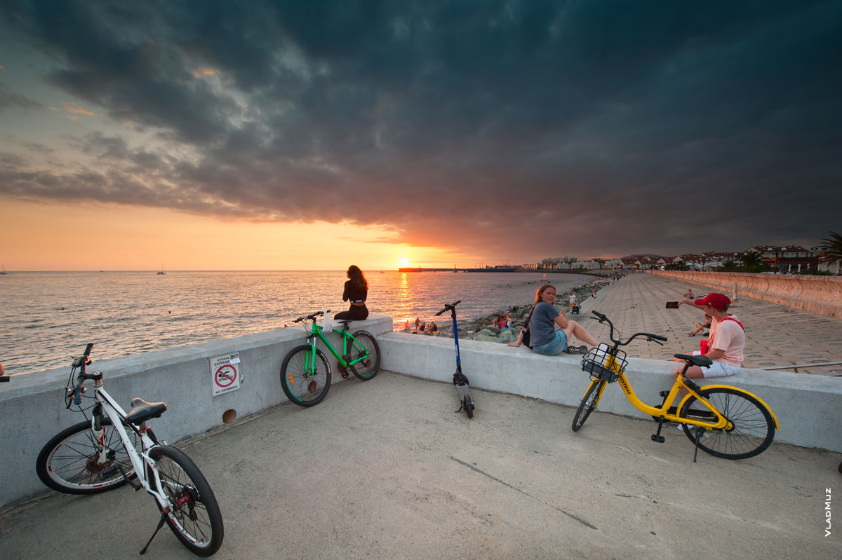 Фото велосипедов и велосипедисток на Имеретинской набережной в Адлере на закате солнца