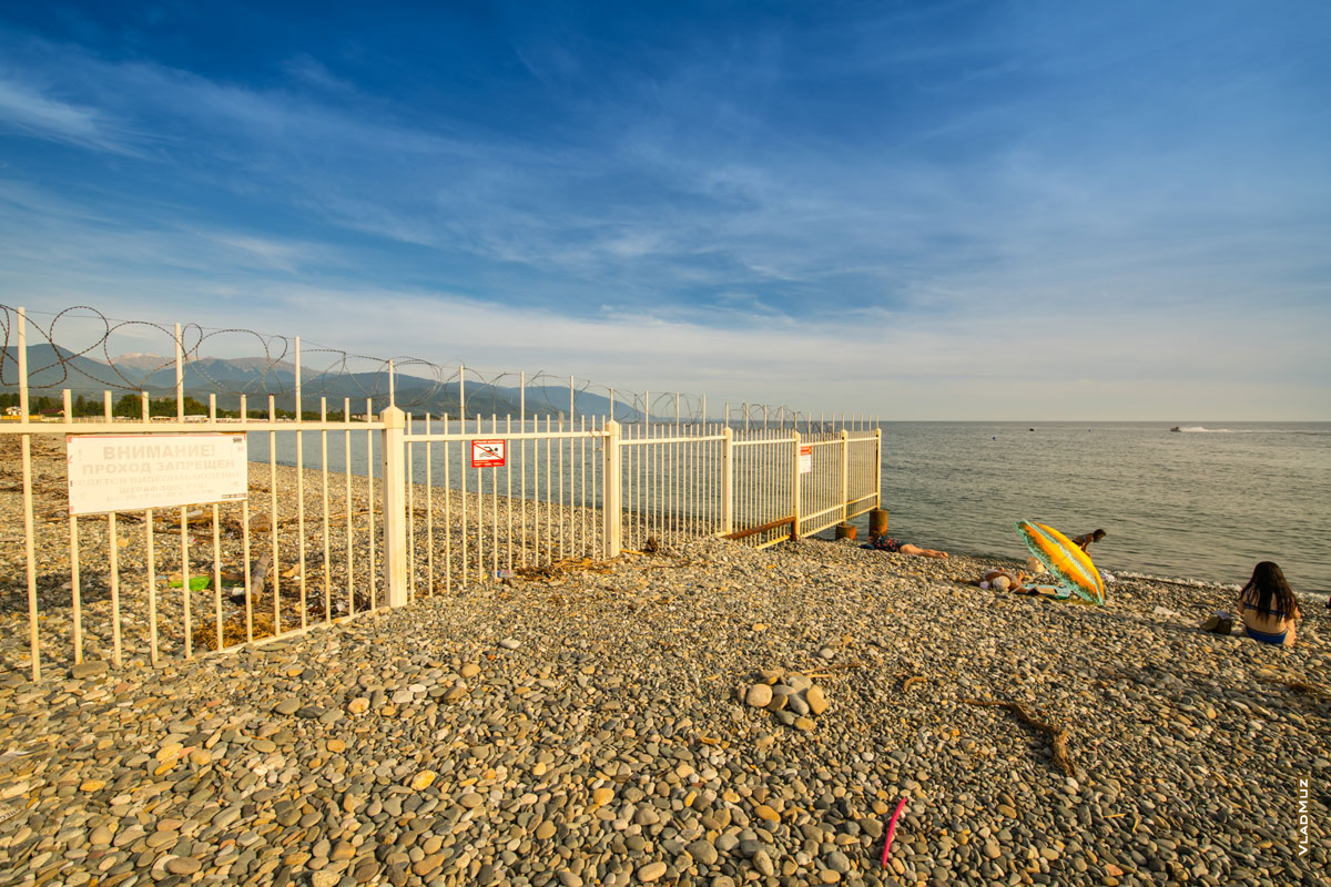 Пляж «Бархатные сезоны» в Адлере, Имеретинская набережная в Сочи, фото