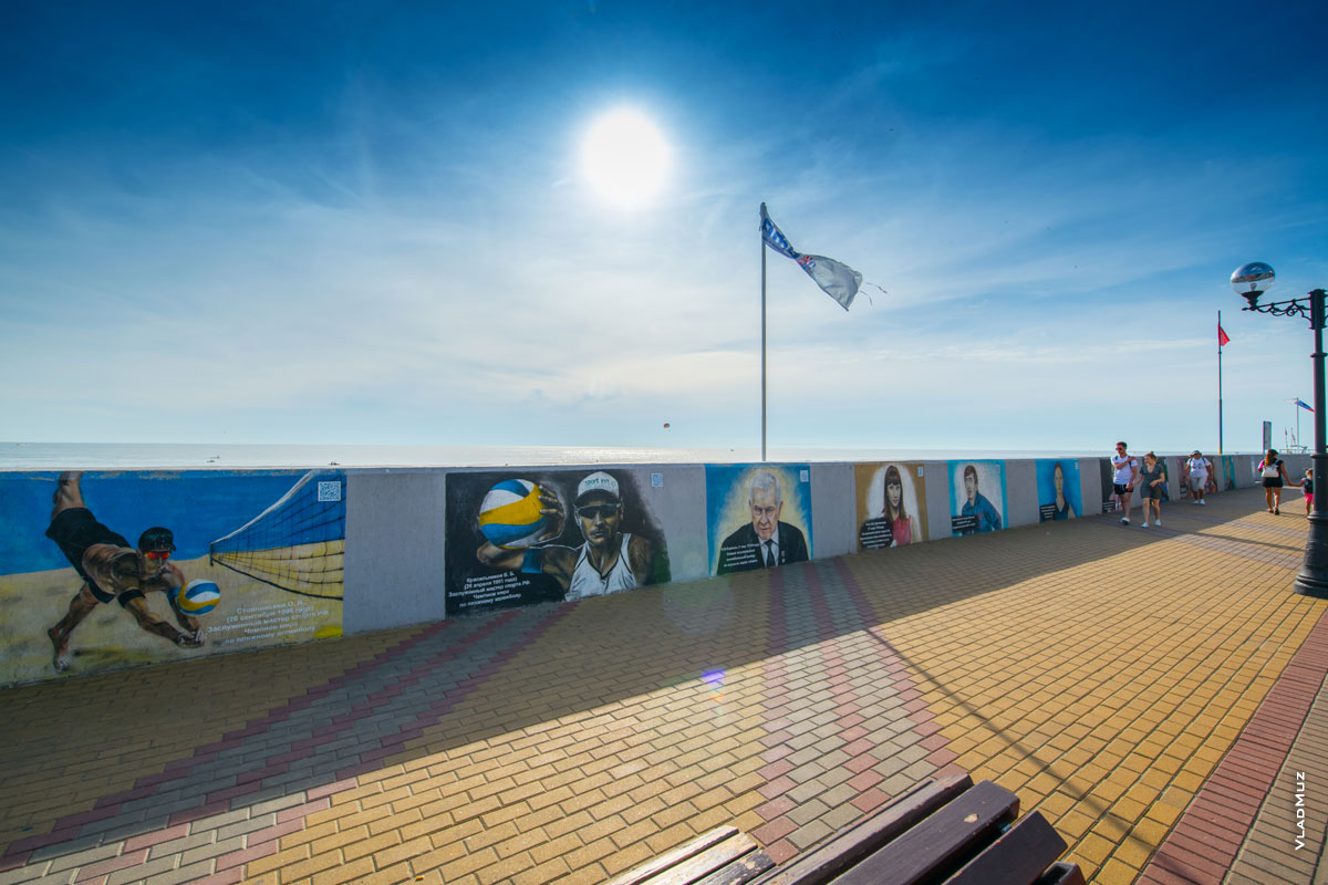 Фото граффити с портретами спортсменов и тренеров по волейболу в районе пляжа отеля «Спорт Инн» на Имеретинской набережной в Адлере
