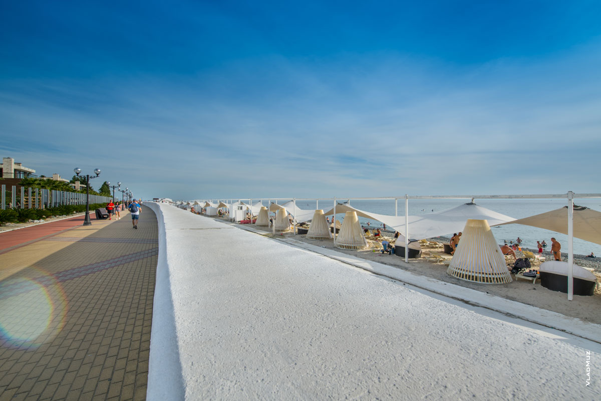 Фото обустроенных песчаных пляжей на Имеретинской набережной в Адлере (Сочи)