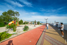 Фото детской площадки, встроенной в ландшафт Имеретинской набережной в Адлере (Сочи)