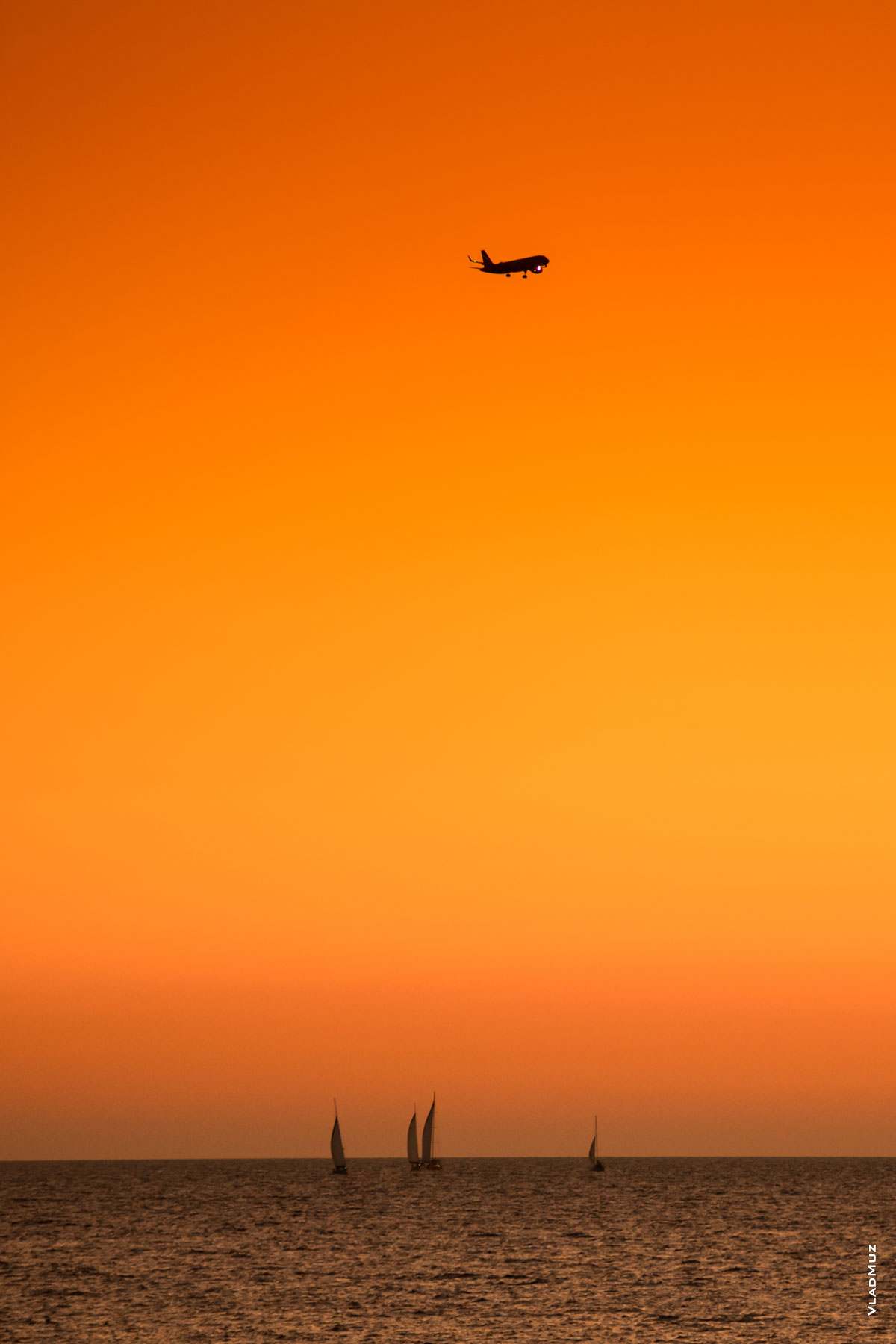 Фото яхт в море и самолета в небе Адлера после заката солнца. Морской фотопейзаж