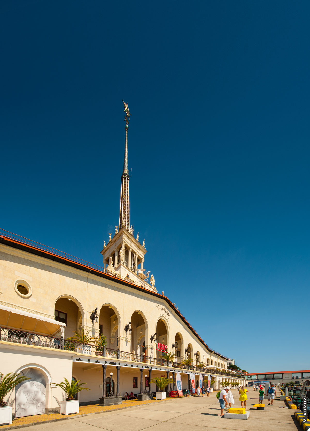 Фото исторического здания Морского вокзала в Сочи