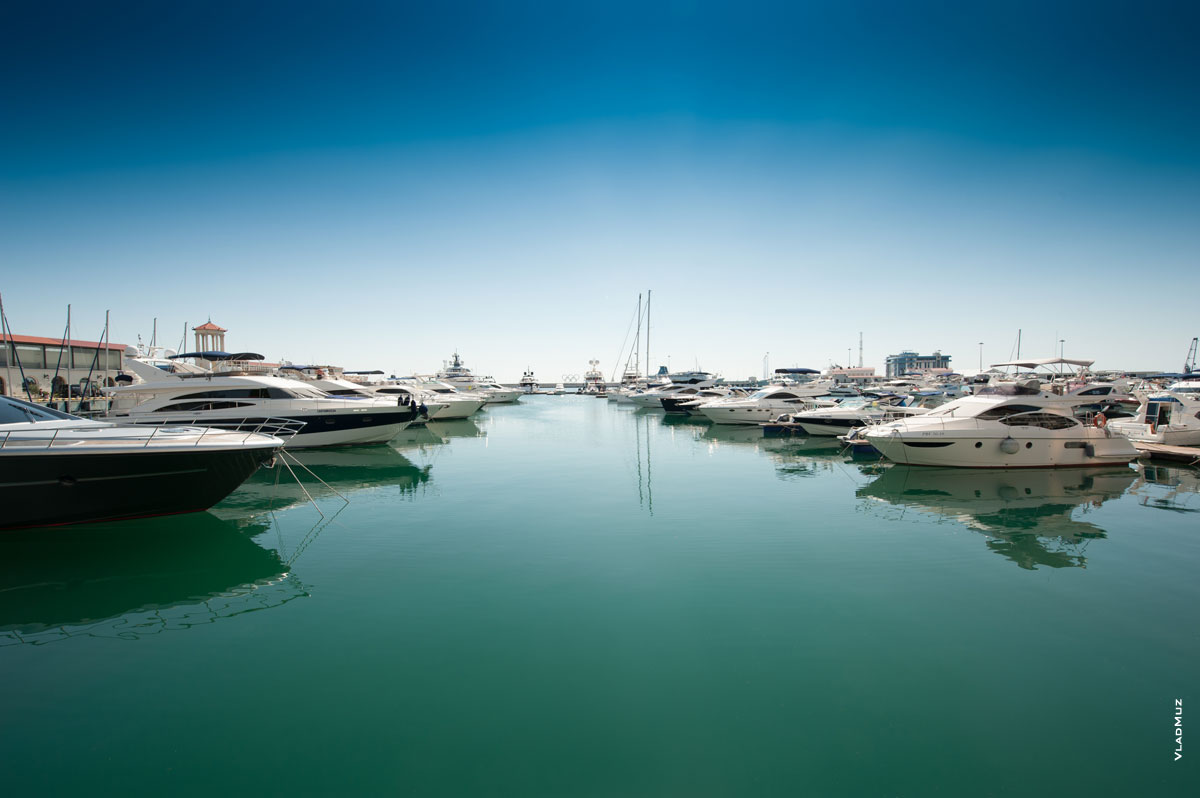 Фото яхт и катеров на стоянке у причалов Морского порта в Сочи