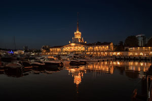 Ночные фотографии здания Морского вокзала с подсветкой
