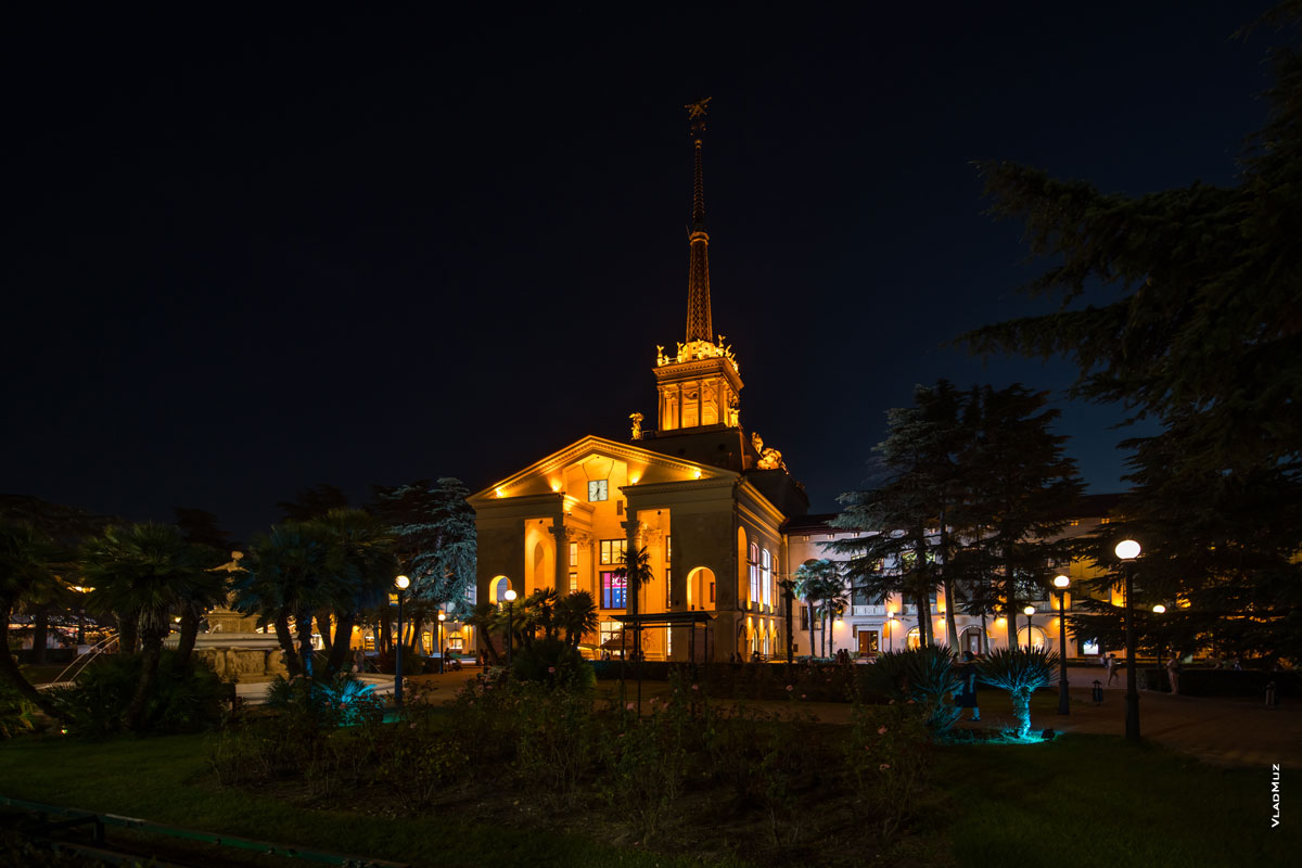 Ночное фото здания Морского вокзала в Сочи с подсветкой со стороны города