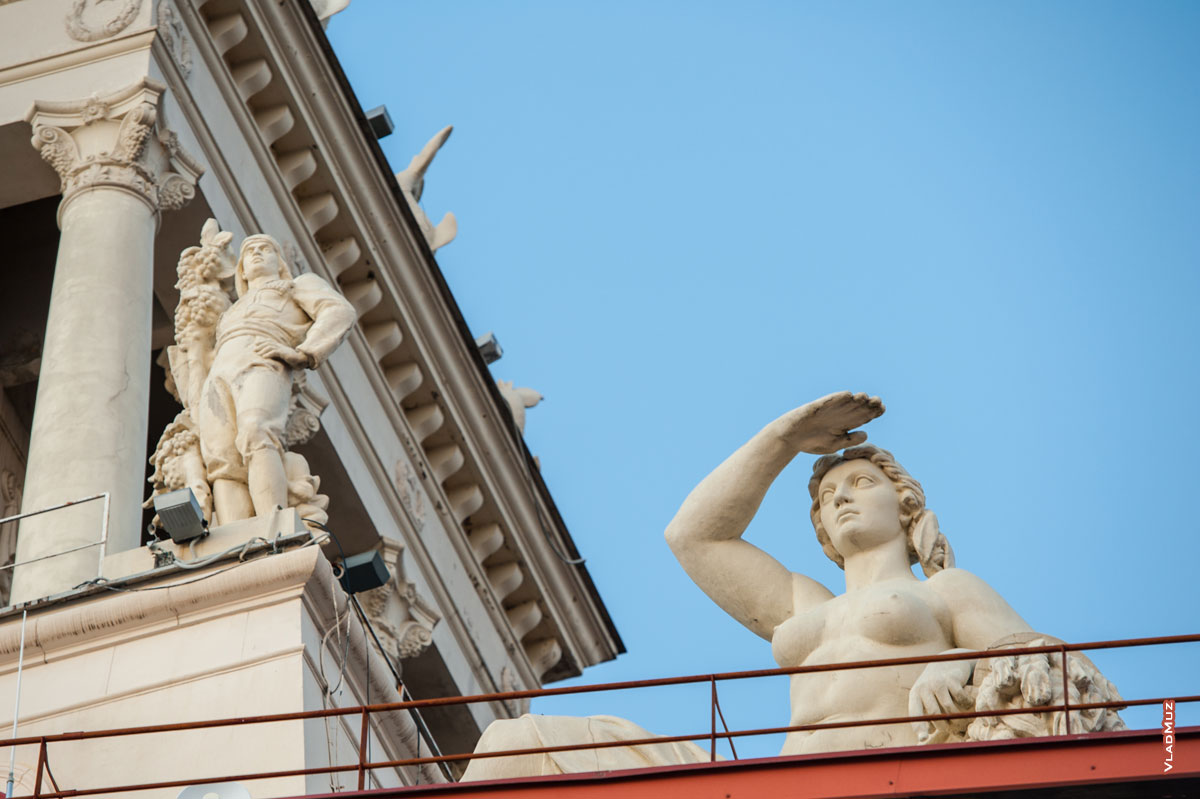 Фото женской скульптуры (лето) на башне Морского вокзала в Сочи и мужской скульптуры (юг)