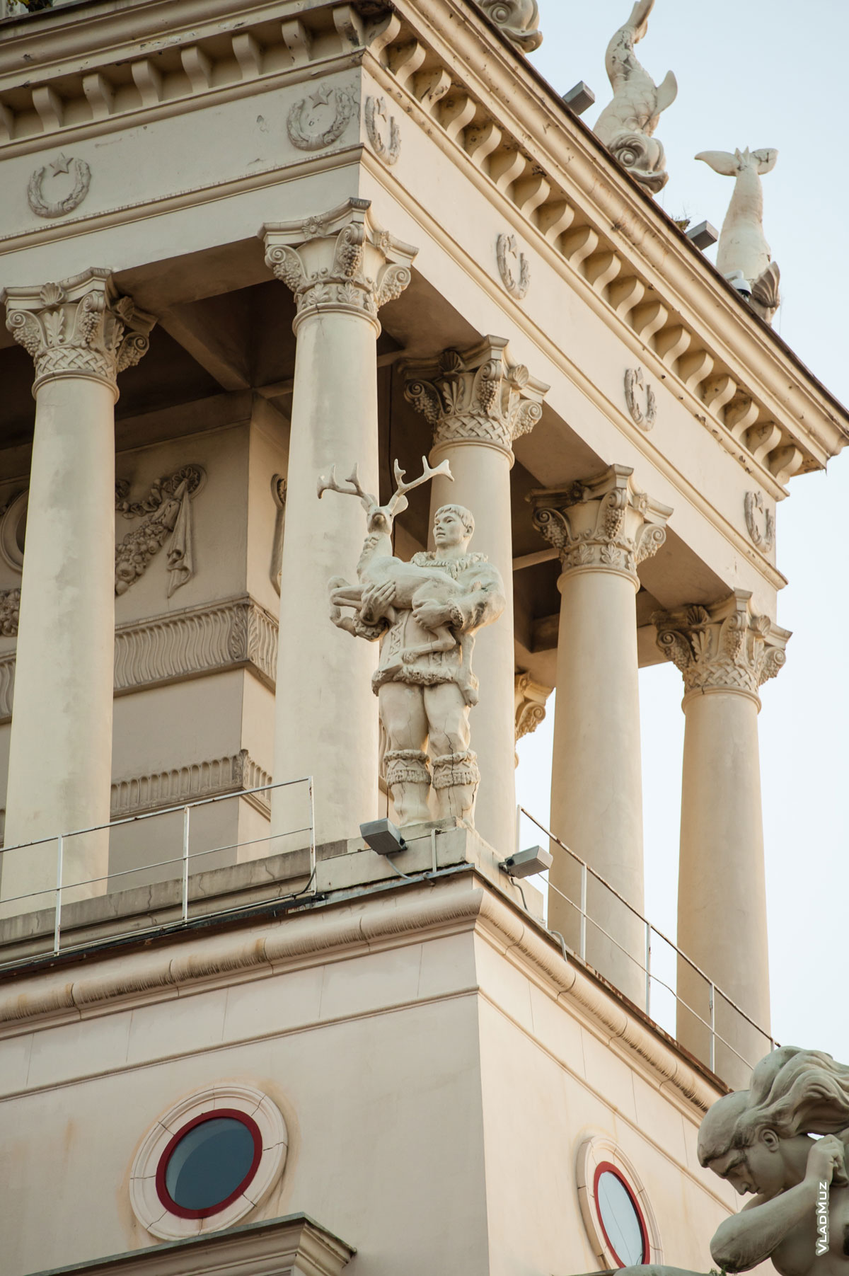 Фото мужской скульптуры (север) на башне Морского вокзала в Сочи