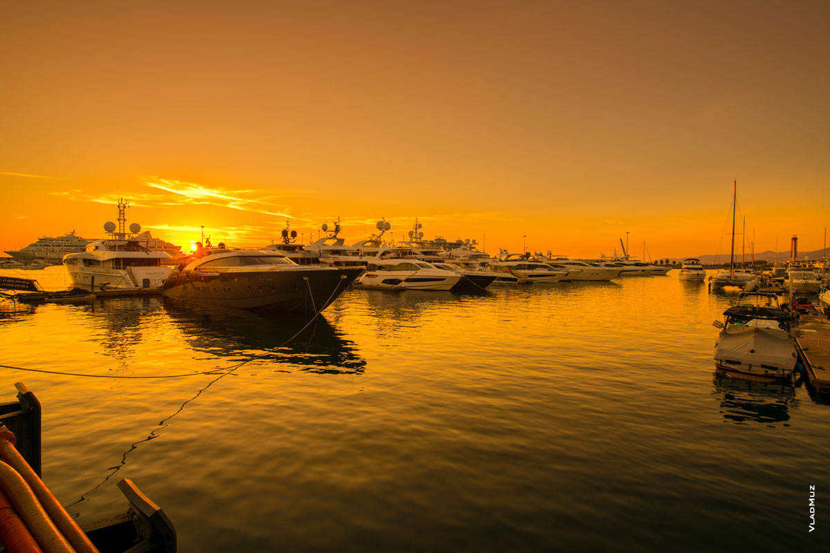 Фото катеров и яхт у причалов гавани Sochi Grand Marina в лучах заходящего солнца