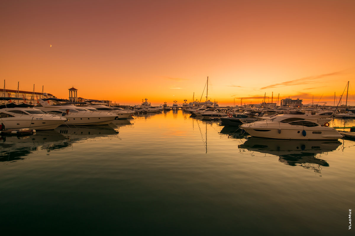 Фото яхтенной марины в Морском порту Сочи на закате солнца
