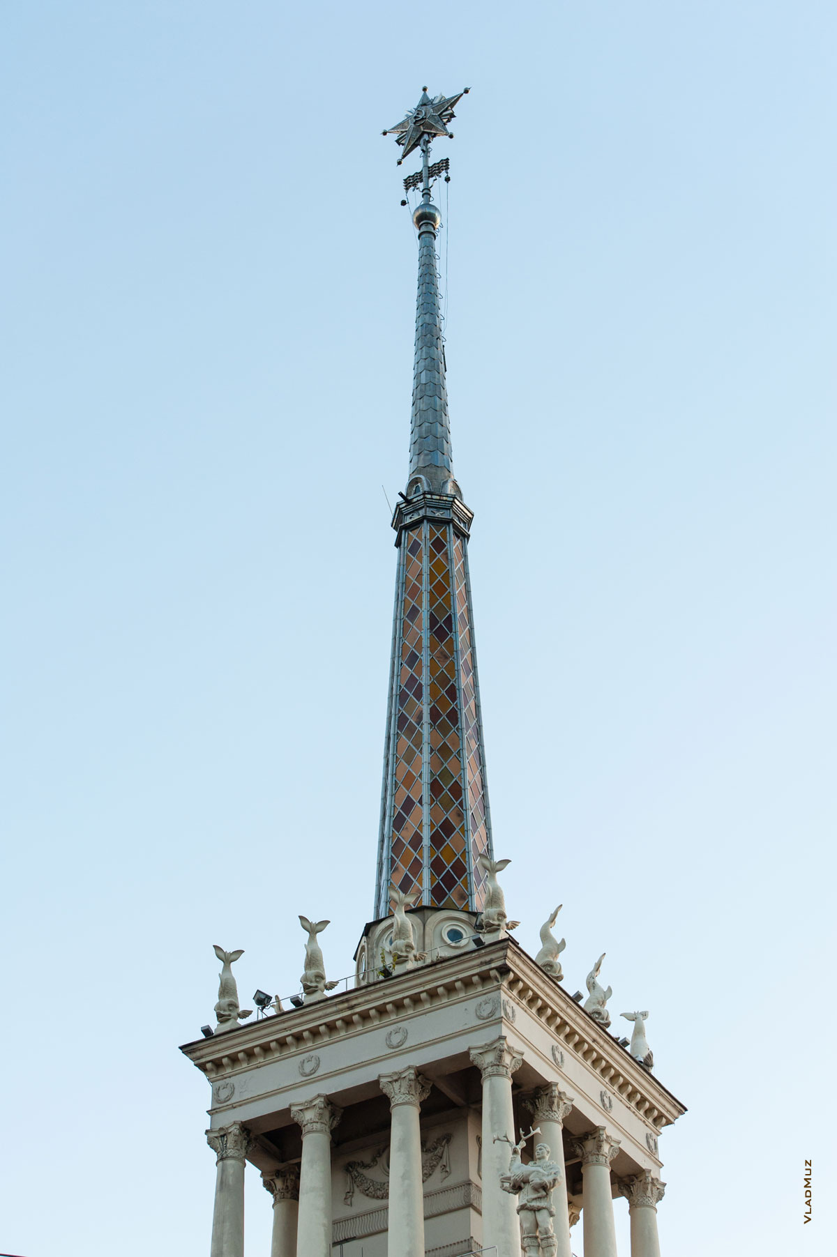 Фото 3-го яруса башни со шпилем Морского вокзала в Сочи со стороны города