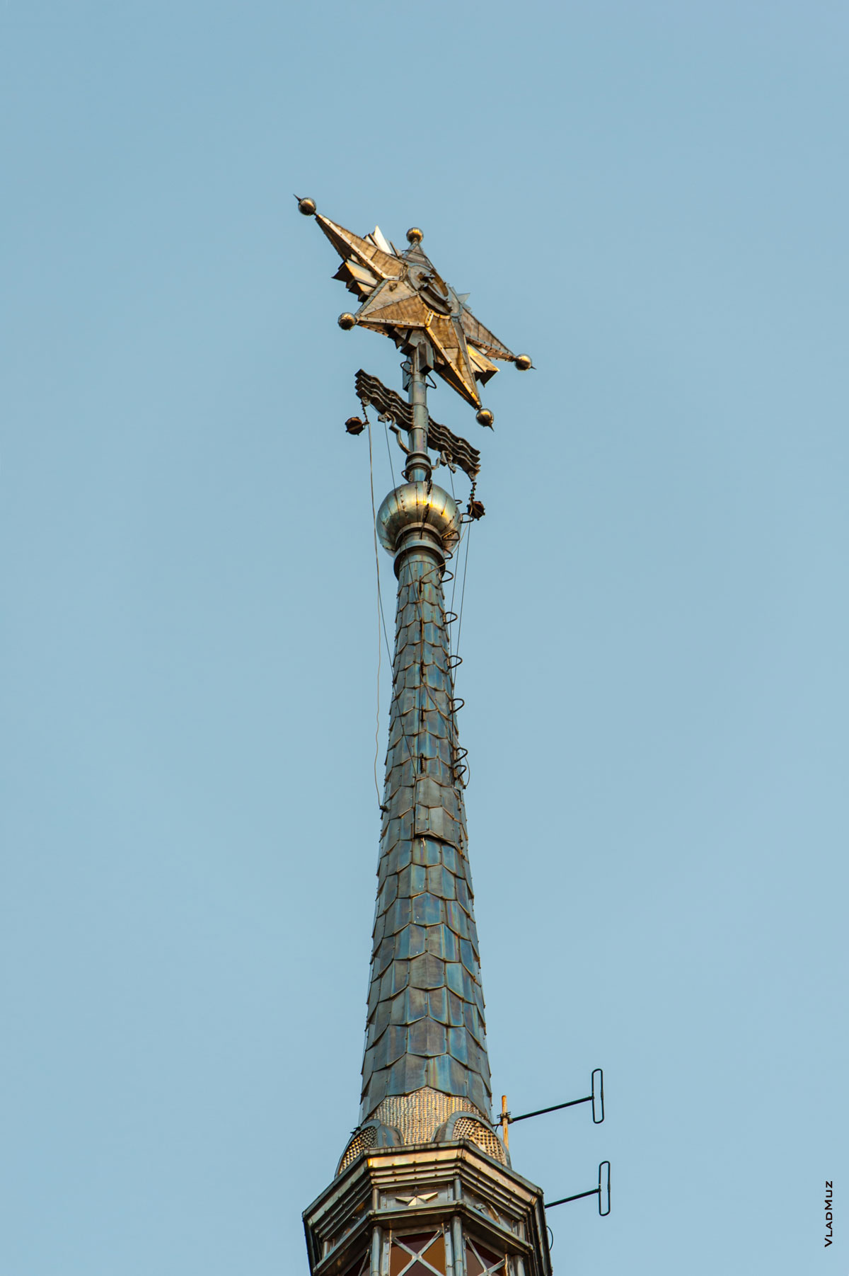 Фото шпиля из нержавеющей стали с орденом Отечественной войны на башне Морского вокзала в Сочи