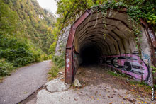 Фото железобетонного ангара на входе в тоннель на старом Краснополянском шоссе в Сочи