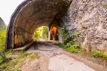 Фото железобетонной арки на старом Краснополянском шоссе в Сочи, с транспортной штольней из тоннеля