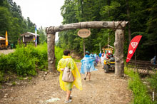Фото деревянной арки на входе в парк водопадов «Менделиха» в «Роза Хуторе»