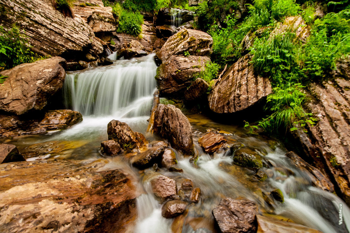 Фотопейзаж с ручьем Диденко в парке водопадов «Менделиха»