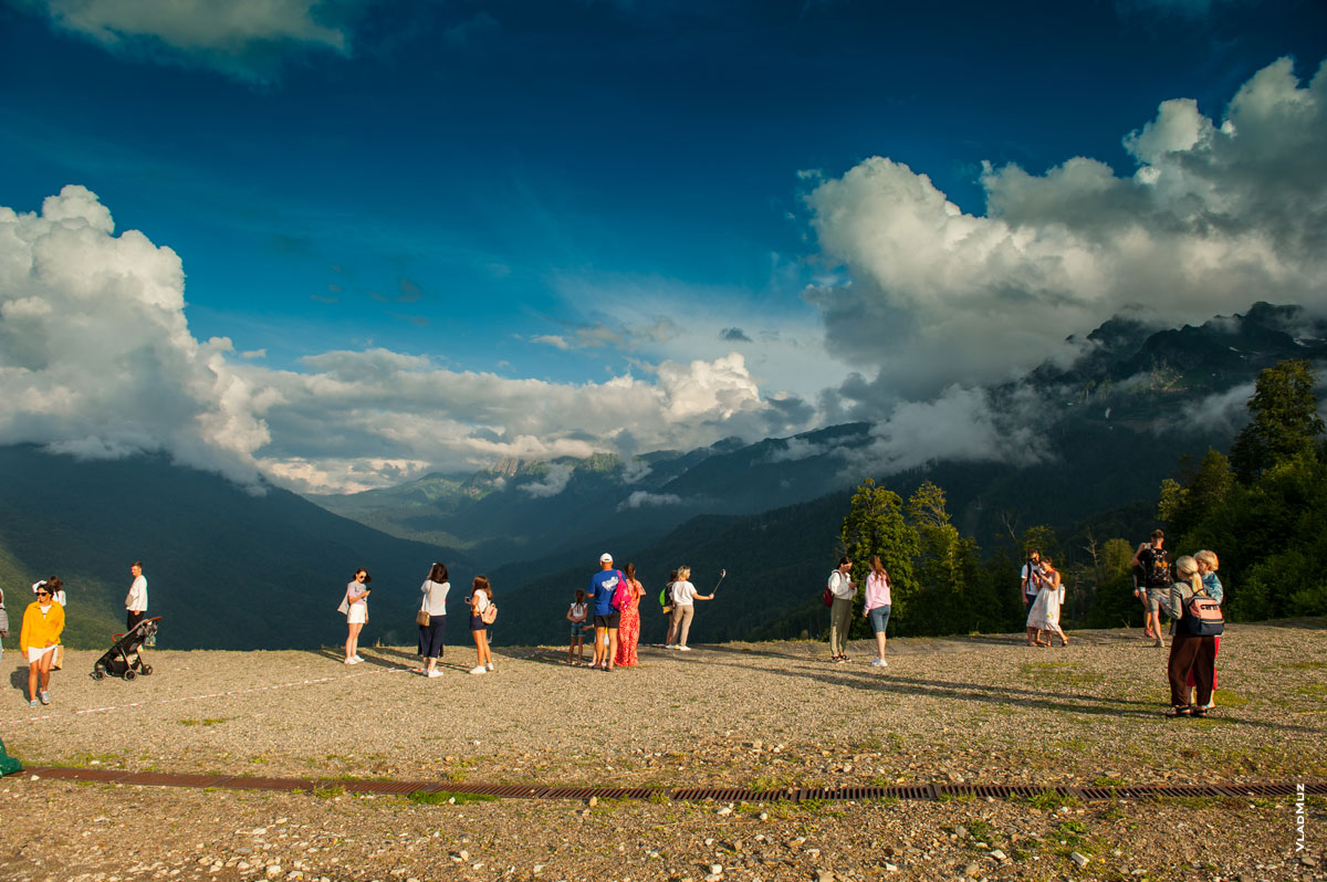 Фото смотровой площадки в Горной Олимпийской деревне на высоте 1170 метров «Роза Плато» курорта «Роза Хутор»
