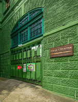 Фото вывески дачи Сталина и санатория «Зеленая роща» на зеленом фасаде дачи в Сочи