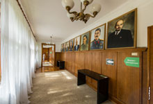 Фото коридора к залу видеоэкскурсии по сталинской даче в Сочи с портретами руководителей СССР